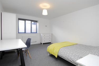2 bed flat, Belgrave Lane, Mutley, Plymouth, PL47DA - Image 3